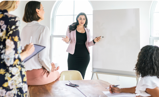 Formatrice en interaction avec des demandeurs d’emploi en formation