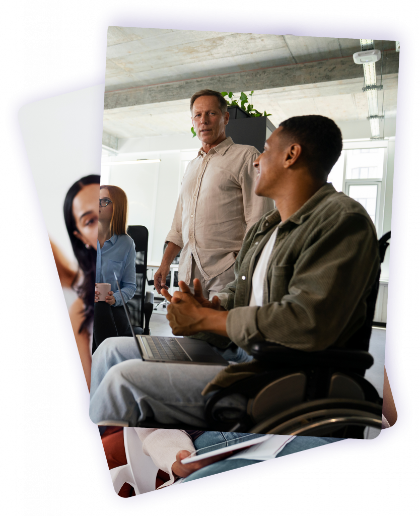 Échange entre une formatrice et un participant dans un espace accessible