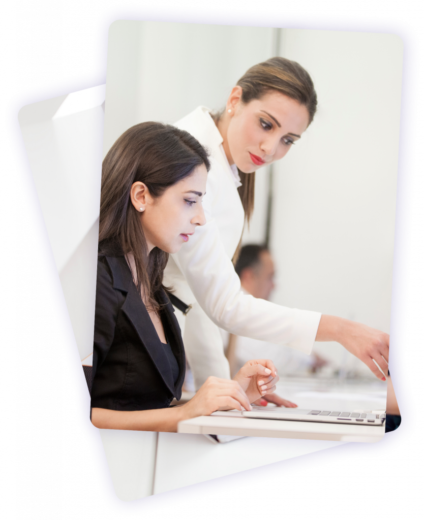 Formatrice accompagnant une demandeuse d’emploi dans sa formation