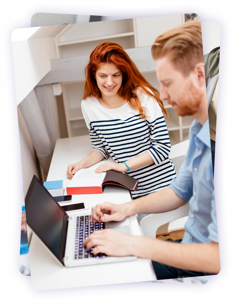 Deux apprenants en formation métier travaillant sur ordinateur et supports de cours