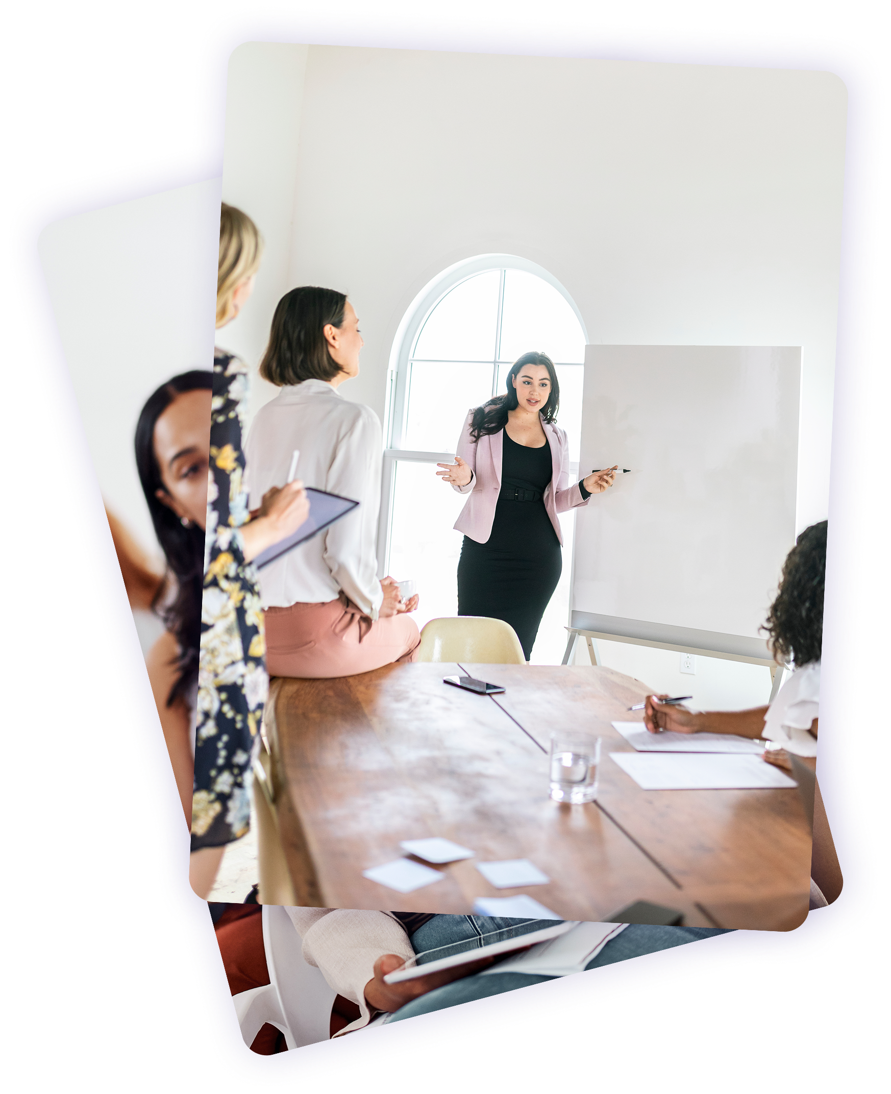 Formatrice animant une session de formation professionnelle en présentiel