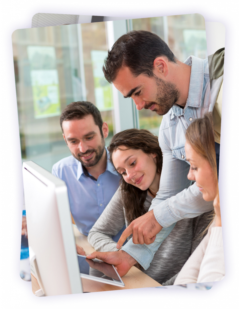 Formateur expliquant un module de formation professionnelle à des adultes